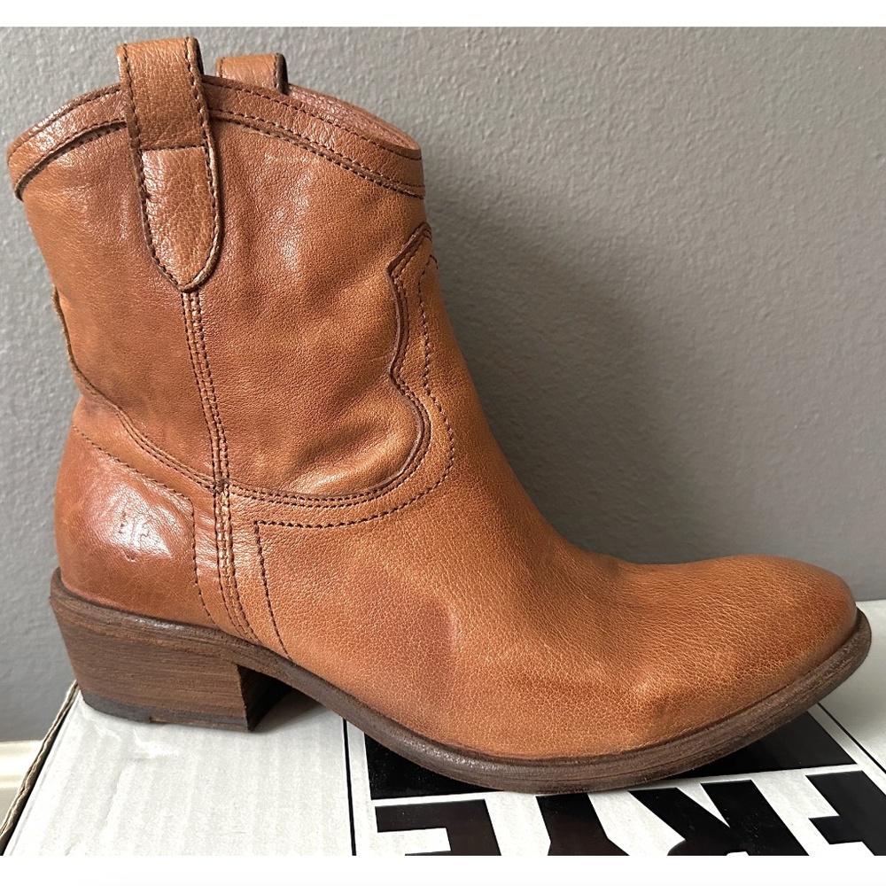 Frye Carson Shortie Cognac Ankle Boots - Worn Once for an Hour w/ Tags in Box - Picture 10 of 16